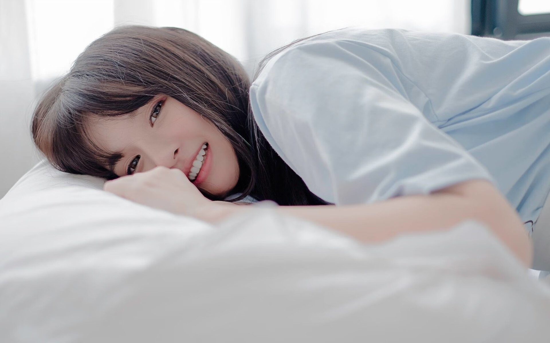 “法甲中游强势反弹，争夺前四名激烈角逐”，法甲中场球员